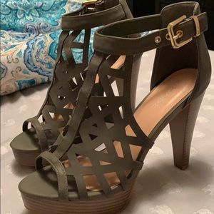 Brand new green platform heel size 9